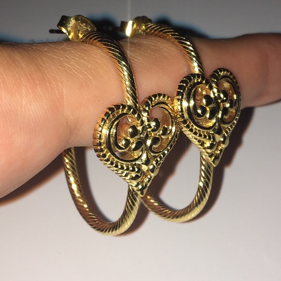 Vintage Jewelry - Vintage gold heart hoops